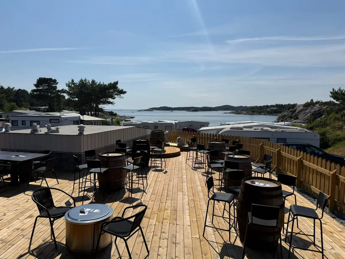 Terrassen ved puben med tønnebord og utsikt over skjærgården