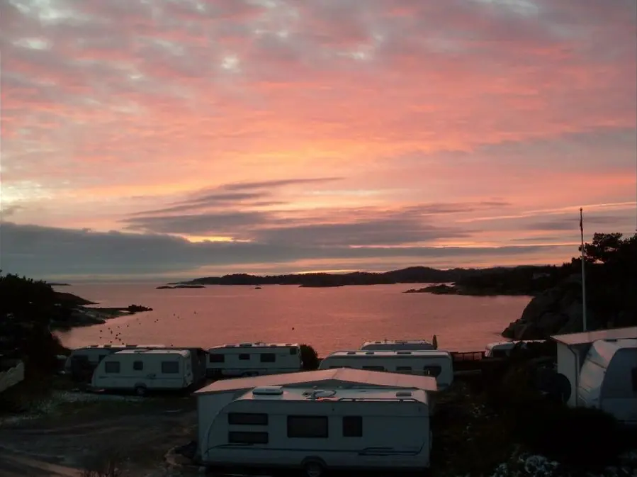 Solnedgang over sjøen sett fra campingplassen
