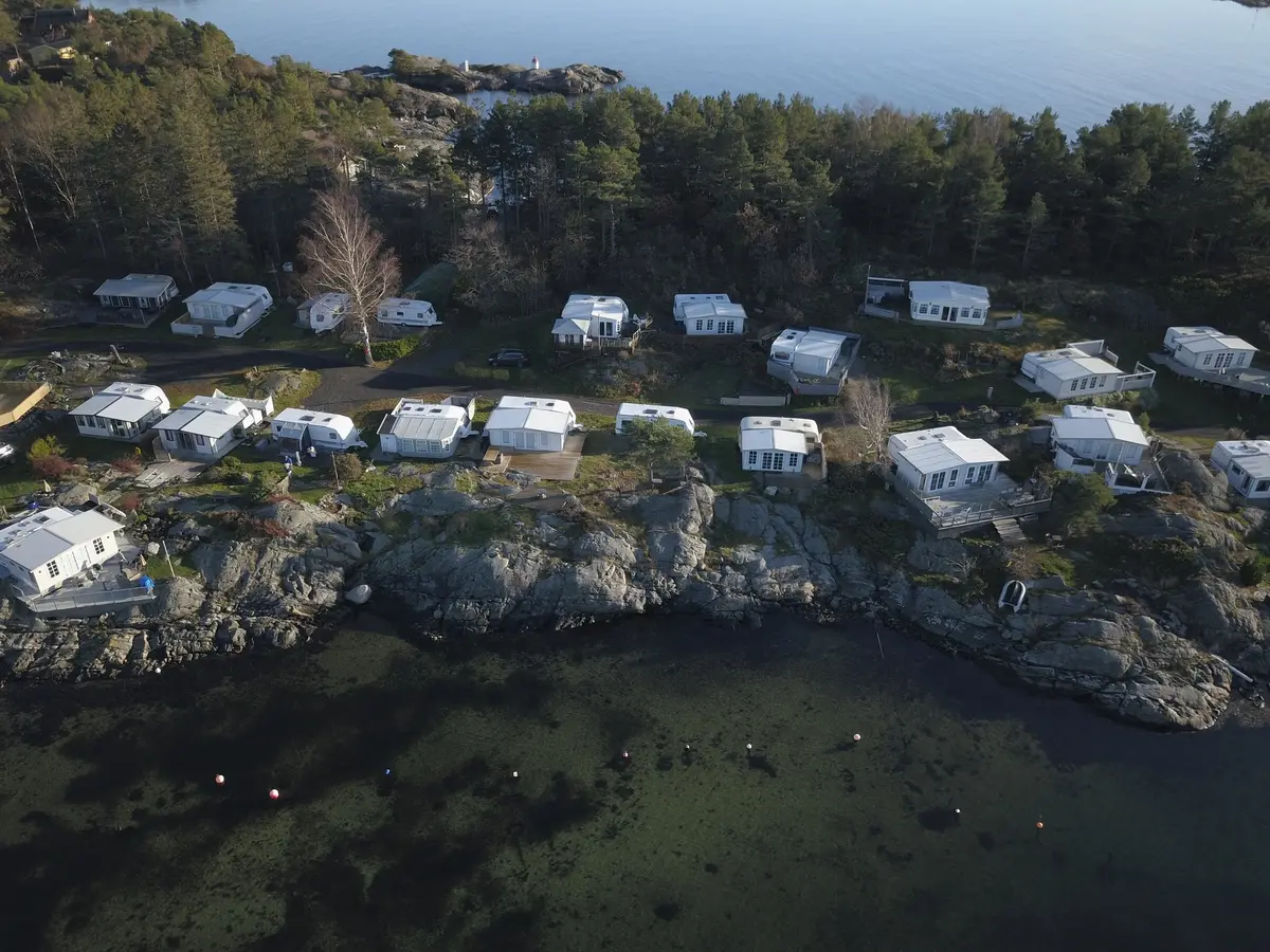 Campingvogner på svabergene langs sjøen